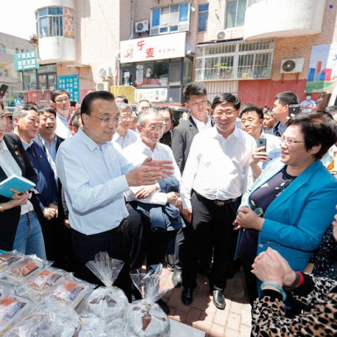 李克强称赞地摊经济、小店经济:是人间的烟火,是中国的生机
